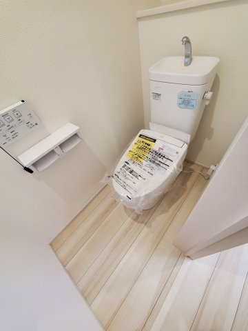 北葛飾郡松伏町　　大字松伏　中古戸建のトイレ|1・2階にあるので、忙しい朝の時間帯も困りませんね