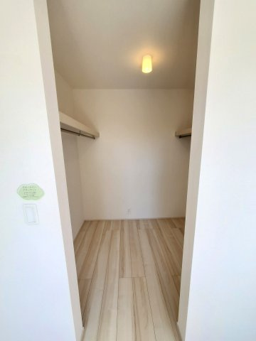 北葛飾郡松伏町　　大字松伏　中古戸建の収納|ウォークインクローゼットを完備。お荷物が多い方でも安心のスペースです