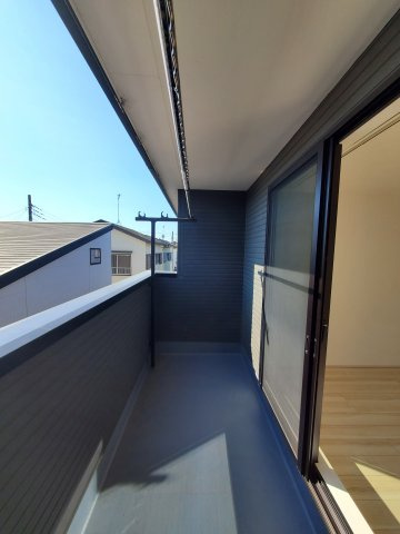 北葛飾郡松伏町　　大字松伏　中古戸建のバルコニー|広いバルコニーはお洗濯物がカラッと乾く南向きです