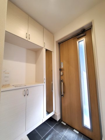 北葛飾郡松伏町　　大字松伏　中古戸建の玄関|収納もある玄関です