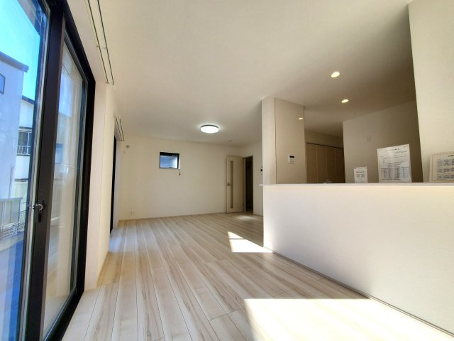 北葛飾郡松伏町　　大字松伏　中古戸建の居間・リビング|おしゃれなリビングです