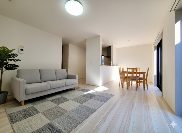 北葛飾郡松伏町　　大字松伏　中古戸建の居間・リビング|柔らかな色合いのフローリングと清潔感の溢れるクロスが明るい空間を創り出しているリビングダイニング　※家具をCGで加工しており、家具付き販売ではございません。