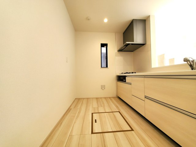 北葛飾郡松伏町　　大字松伏　中古戸建のキッチン|キッチンスペースも広く、ご夫婦二人でキッチンに立っても問題ありませんよ