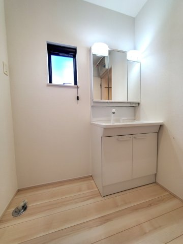 北葛飾郡松伏町　　大字松伏　中古戸建の洗面所|脱衣スペースを含む空間はゆとりの広さ