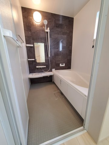 北葛飾郡松伏町　　大字松伏　中古戸建の浴室|1日の疲れを取り心身を癒すことができるよう、ゆとりのスペースを確保してます