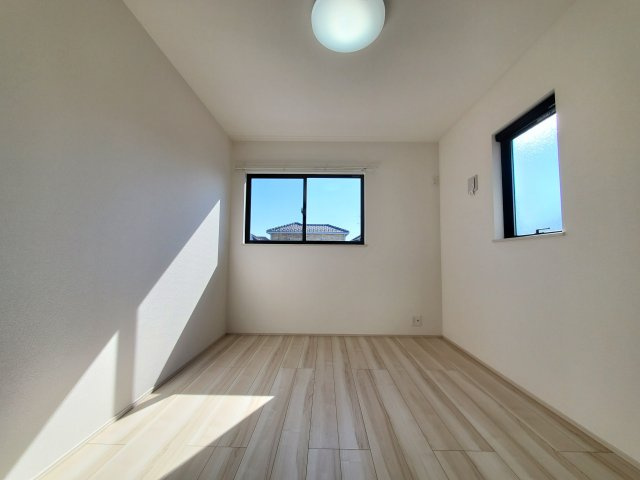 北葛飾郡松伏町　　大字松伏　中古戸建の洋室|二面採光で明るい洋室です