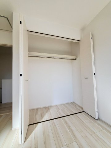 北葛飾郡松伏町　　大字松伏　中古戸建の収納|衣類以外の収納も出来る大容量クローゼットです
