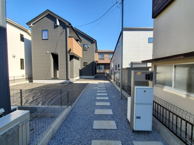 北葛飾郡松伏町　　大字松伏　中古戸建の前面道路含む現地写真|前面道路含む現地写真です