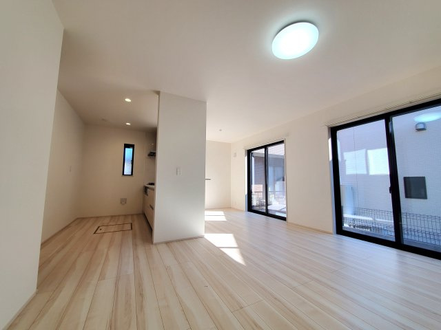 北葛飾郡松伏町　　大字松伏　中古戸建の居間・リビング|広々としたリビングは友人が集まっても楽しめる広さです