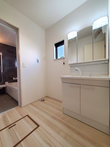 北葛飾郡松伏町　　大字松伏　中古戸建の洗面所|家族全員が使用する洗面所はお掃除もしやすく使い勝手も良好