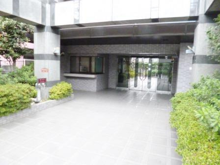 グランドールUNSのエントランス