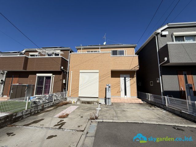 平塚市寺田縄　中古戸建　の前面道路含む現地写真