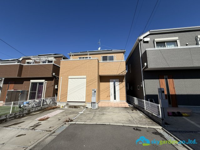 平塚市寺田縄　中古戸建　の前面道路含む現地写真