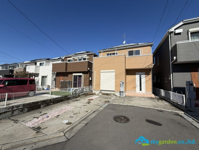 平塚市寺田縄　中古戸建　の前面道路含む現地写真