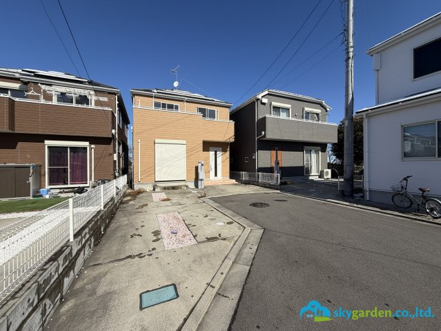 平塚市寺田縄　中古戸建　の前面道路含む現地写真