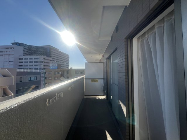 駅３分！最上階！角部屋！マンション界の三冠王！！！【リノベ／ガーデンプラザ横浜南】のバルコニー|開放的で明るい空間を演出してくれるバルコニーです