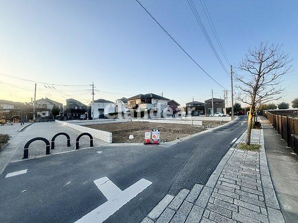草加市谷塚仲町　 新築分譲住宅 全６邸の前面道路含む現地写真|ドキドキの新生活も、安心してスタート。ぴったりの住まいを見つけませんか？クランディアが一緒に住まい選びをサポートします‼　まずは、お気軽にお問合せください　＃クランディア