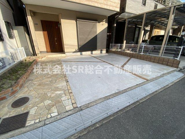 渋川町2丁目中古戸建の駐車場|お車をお持ちの方に嬉しい駐車スペースは2台分有♪ご夫婦で1台ずつ所有のご家庭、来客時にも役立ちます！