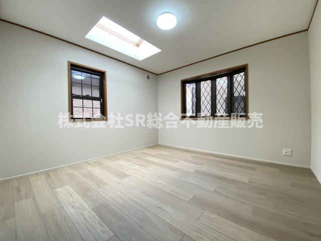 渋川町2丁目中古戸建の洋室|天窓もありとても明るいお部屋です♪