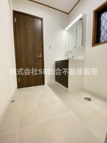 渋川町2丁目中古戸建の脱衣所|室内洗濯機置場もあり広めの脱衣場です♪