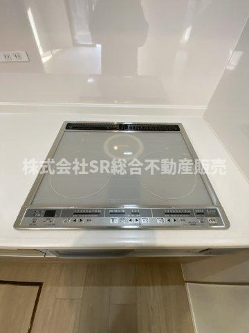 渋川町2丁目中古戸建のキッチン|IH3口コンロ、グリル付きです♪