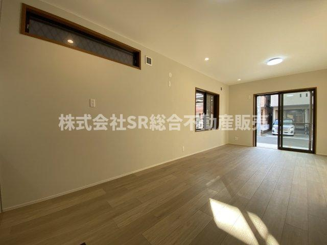 渋川町2丁目中古戸建の居間・リビング|ゆったり過ごせるリビングです