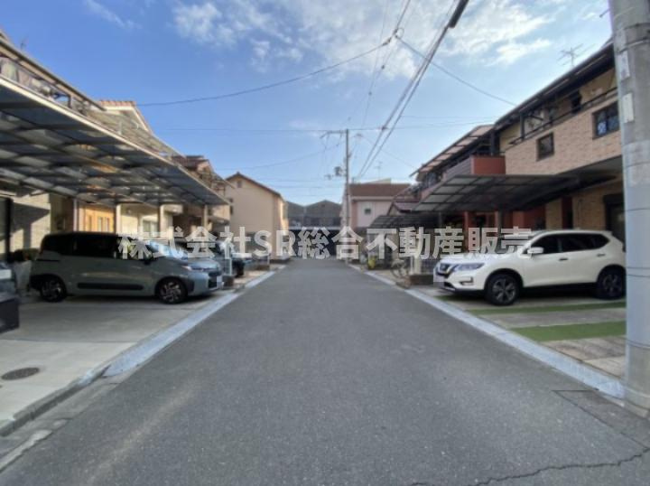 渋川町2丁目中古戸建の前面道路含む現地写真|分譲地内の閑静な住宅街です。
