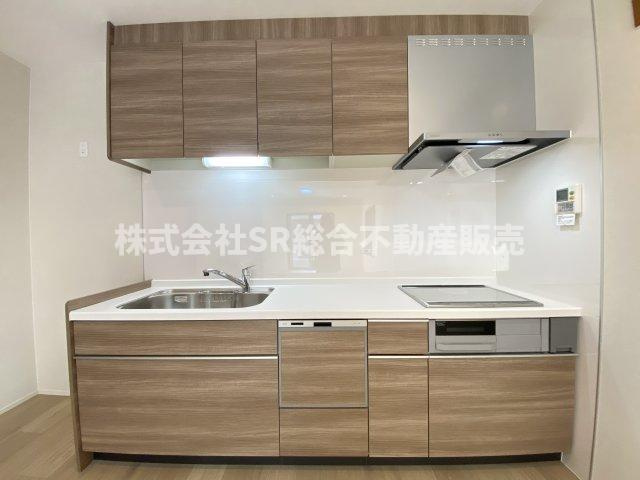 渋川町2丁目中古戸建のキッチン|設備の充実した新品のシステムキッチンで快適にお料理できます！