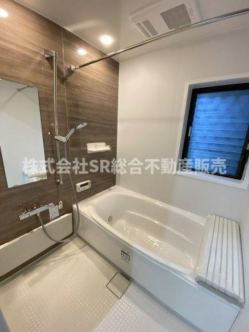 渋川町2丁目中古戸建の浴室|足を伸ばしてゆったりと浸かれます♪キレイなお風呂です☆