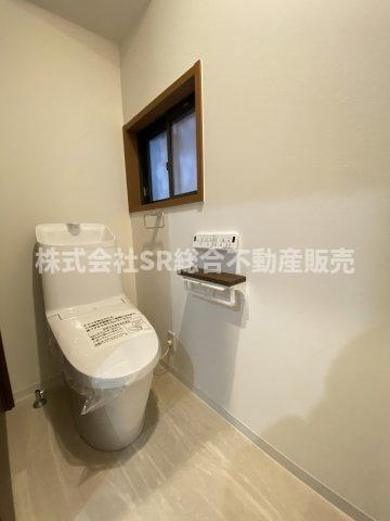 渋川町2丁目中古戸建のトイレ|温水洗浄便座もございます♪