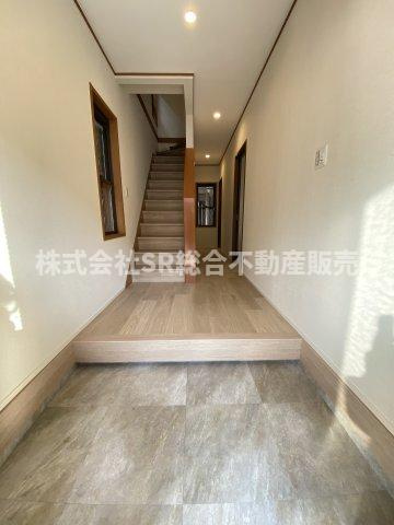 渋川町2丁目中古戸建の玄関|玄関広めで開放感があります♪