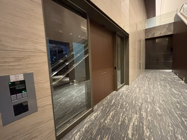白金ザ・スカイ東棟のエントランス