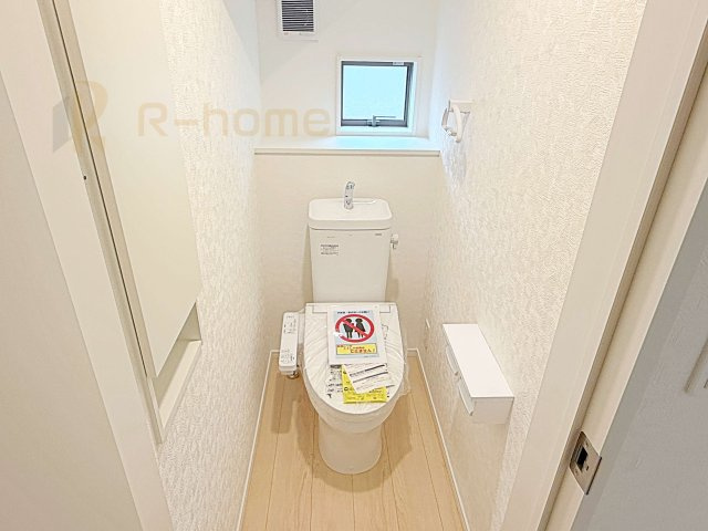 那珂市瓜連第14　新築戸建て　3号棟のトイレ|温水洗浄便座付きのトイレ。
トイレが２ヵ所設置で朝の忙しい時間でも安心です。