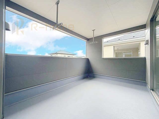 那珂市瓜連第14　新築戸建て　3号棟のバルコニー|急な雨でも安心のインナーバルコニー♪忙しいご夫婦も大満足♪