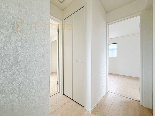 那珂市瓜連第14　新築戸建て　3号棟の収納|あると便利なホールクローゼット！家族で活用できる嬉しい収納スペース♪
