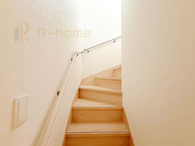那珂市瓜連第14　新築戸建て　3号棟の内装|手すりのついた階段！小さなお子様の利用も一安心です♪