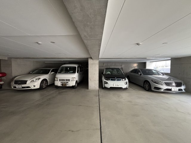 エカルラート青谷の駐車場