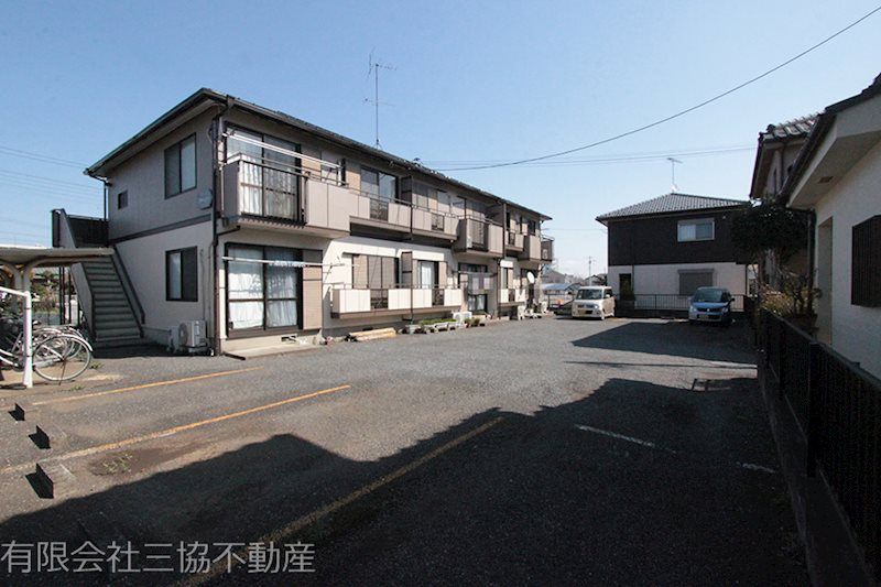スカイコートの外観|敷地内駐車場1台分付き（建物塗装前の写真です）