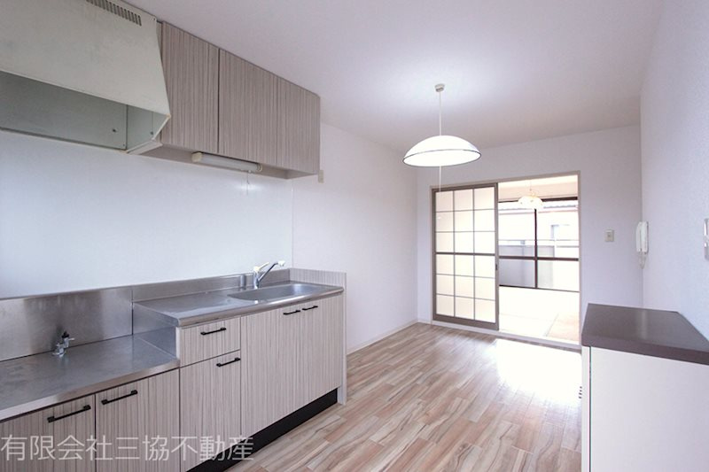 スカイコートのキッチン|DK7.5帖　キッチン横に窓があり、換気・採光◎