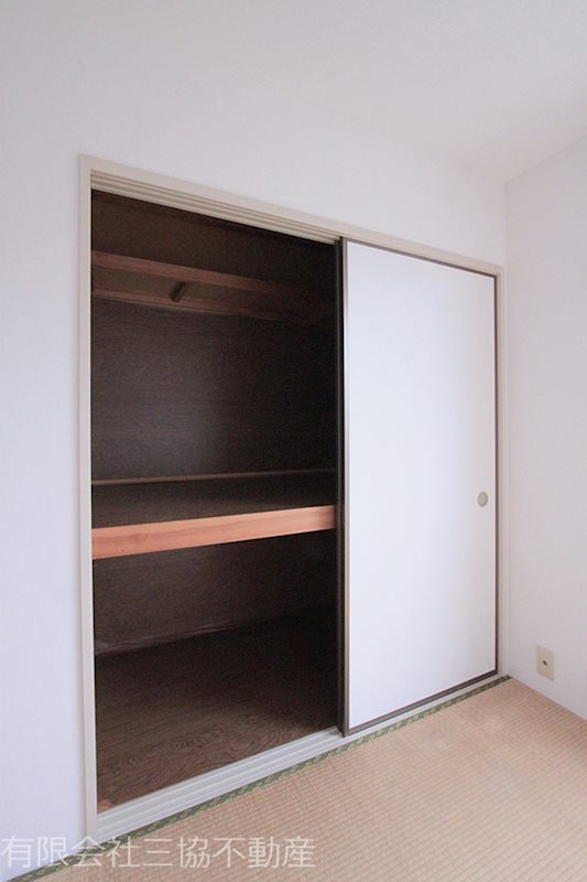 スカイコート|西側和室6畳の押入れ