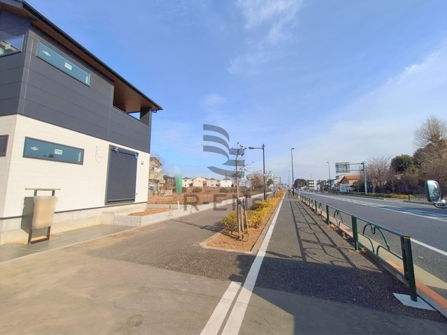 【前面道路含む現地写真】 | 西東京市北町５丁目　新築戸建て　７号棟 | 落ち着いた低層住宅街の一角、穏やかな街並みが広がります