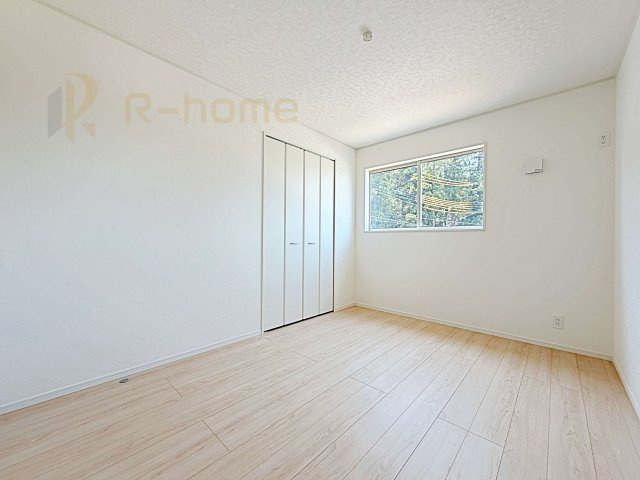 那珂市瓜連第14　新築戸建て　5号棟の洋室|どんな部屋家具も合わせやすいシンプルな洋室！
たっぷりの日差しと心地よい風が舞い込む住まい♪