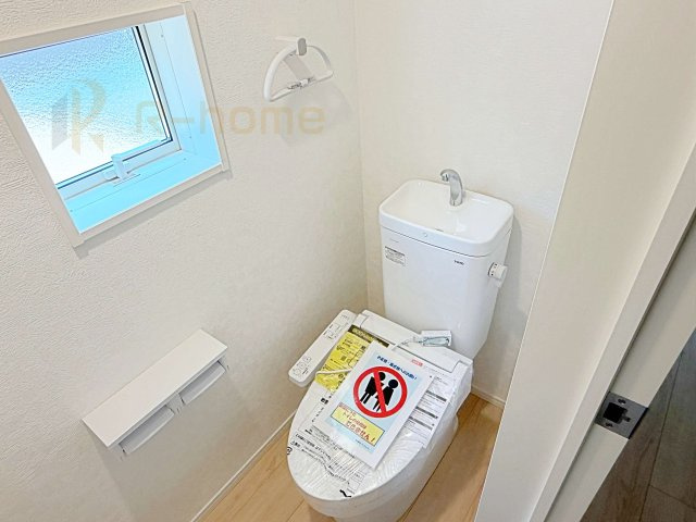 那珂市瓜連第14　新築戸建て　5号棟のトイレ|温水洗浄便座付きのトイレ。
トイレが２ヵ所設置で朝の忙しい時間でも安心です。