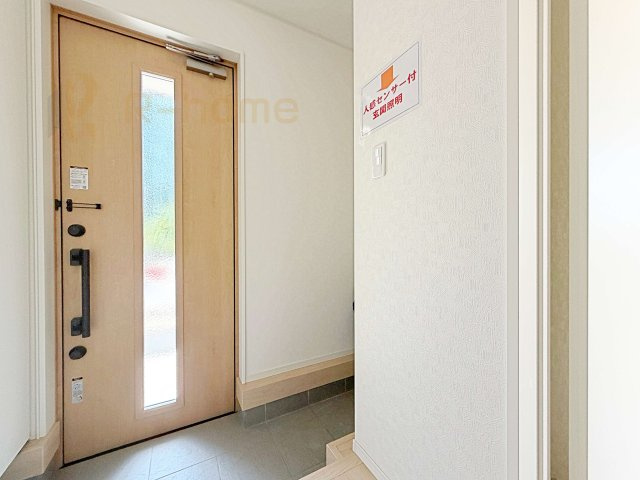 那珂市瓜連第14　新築戸建て　5号棟の玄関|ベビーカーなどもスッキリ収納できるシューズインクローゼット！