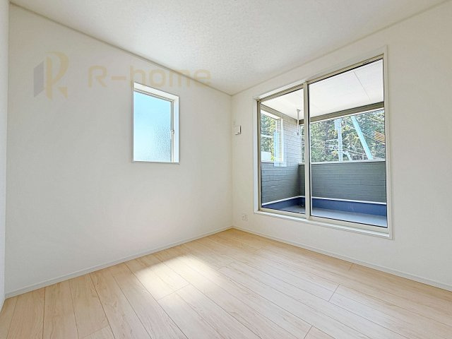 那珂市瓜連第14　新築戸建て　5号棟の洋室|2面窓の風通しの良い洋室です♪差し込む暖かな陽当たりで、室内がくつろげる空間に早変わりです♪
