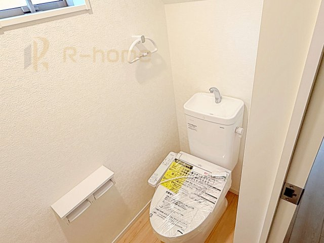 那珂市瓜連第14　新築戸建て　6号棟のトイレ|温水洗浄便座付きのトイレ。
トイレが２ヵ所設置で朝の忙しい時間でも安心です。