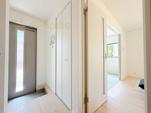 那珂市瓜連第14　新築戸建て　6号棟の収納|掃除用具などの収納に便利なホール収納！家族で活用できる便利な収納スペース♪