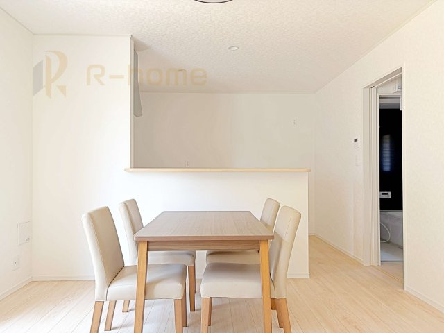 那珂市瓜連第14　新築戸建て　6号棟のキッチン|リビングで遊ぶお子様にも目が届くカウンターキッチン！