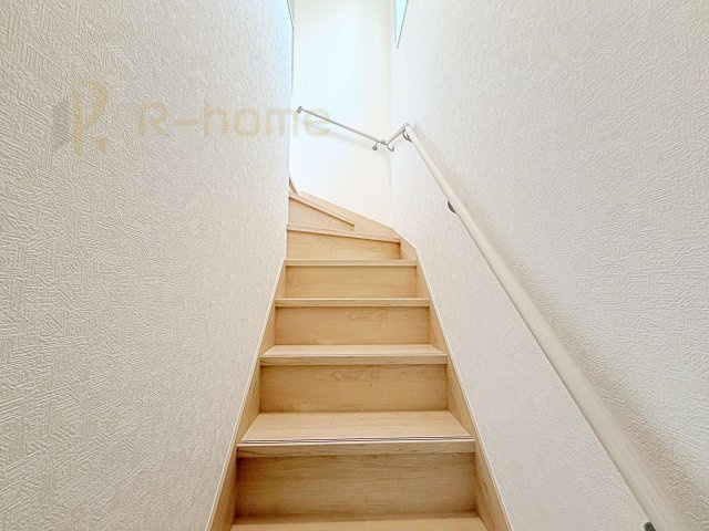 那珂市瓜連第14　新築戸建て　6号棟の内装|手すりのついた階段！小さなお子様の利用も一安心です♪