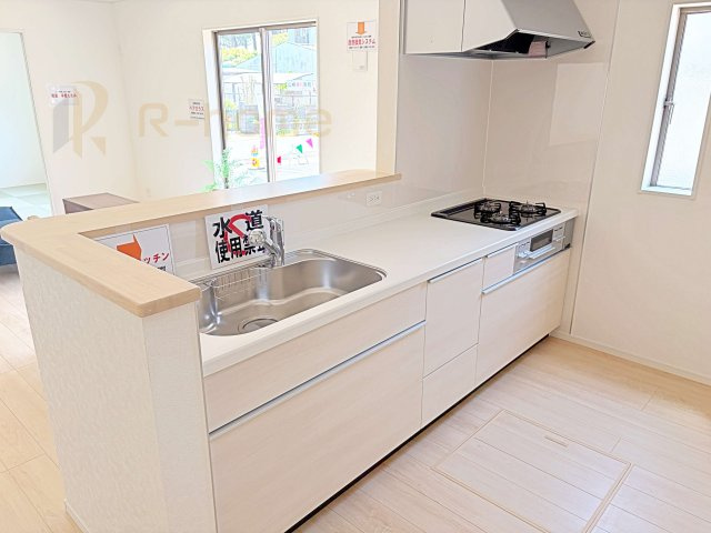 那珂市瓜連第14　新築戸建て　6号棟のキッチン|料理をしながら家族とコミュニケーションが取れる対面式システムキッチン。